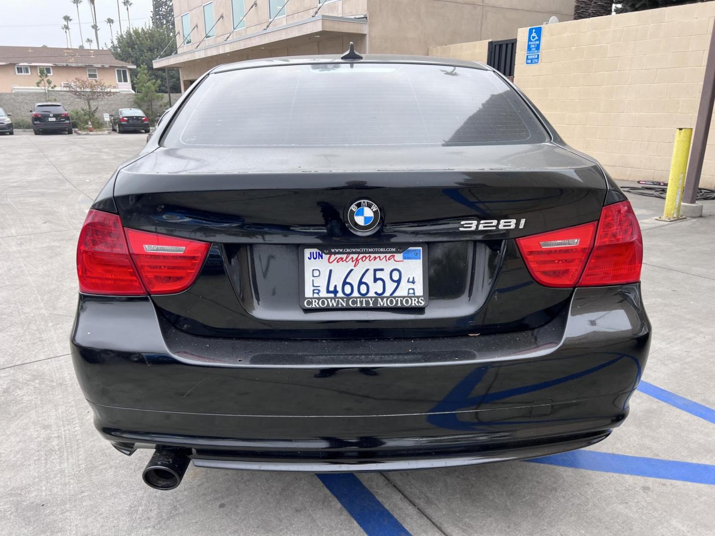 2011 Black /Black BMW 3-Series 328i Sedan 4D (WBAPH5G51BN) with an 6-Cyl, SULEV, 3.0L engine, Automatic, 6-Spd w/Overdrive transmission, located at 30 S. Berkeley Avenue, Pasadena, CA, 91107, (626) 248-7567, 34.145447, -118.109398 - Photo#5