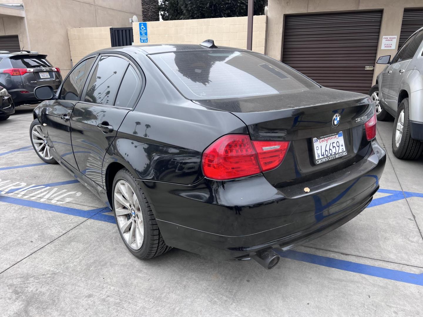 2011 Black /Black BMW 3-Series 328i Sedan 4D (WBAPH5G51BN) with an 6-Cyl, SULEV, 3.0L engine, Automatic, 6-Spd w/Overdrive transmission, located at 30 S. Berkeley Avenue, Pasadena, CA, 91107, (626) 248-7567, 34.145447, -118.109398 - Photo#6