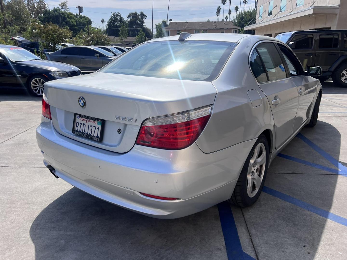 2008 Silver Metallic /Black BMW 5-Series 535i (WBANW13588C) with an 3.0L L6 DOHC 24V engine, Automatic transmission, located at 30 S. Berkeley Avenue, Pasadena, CA, 91107, (626) 248-7567, 34.145447, -118.109398 - Low Miles! Leather seats! Moon-roof! This 2008 BMW 5-Series 535i has been well maintained and it looks and drives good. - Photo#4