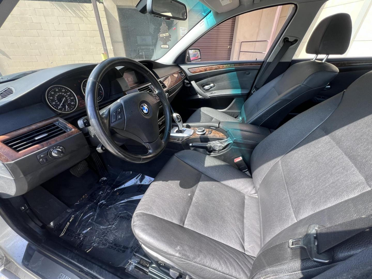 2008 Silver Metallic /Black BMW 5-Series 535i (WBANW13588C) with an 3.0L L6 DOHC 24V engine, Automatic transmission, located at 30 S. Berkeley Avenue, Pasadena, CA, 91107, (626) 248-7567, 34.145447, -118.109398 - Low Miles! Leather seats! Moon-roof! This 2008 BMW 5-Series 535i has been well maintained and it looks and drives good. - Photo#6