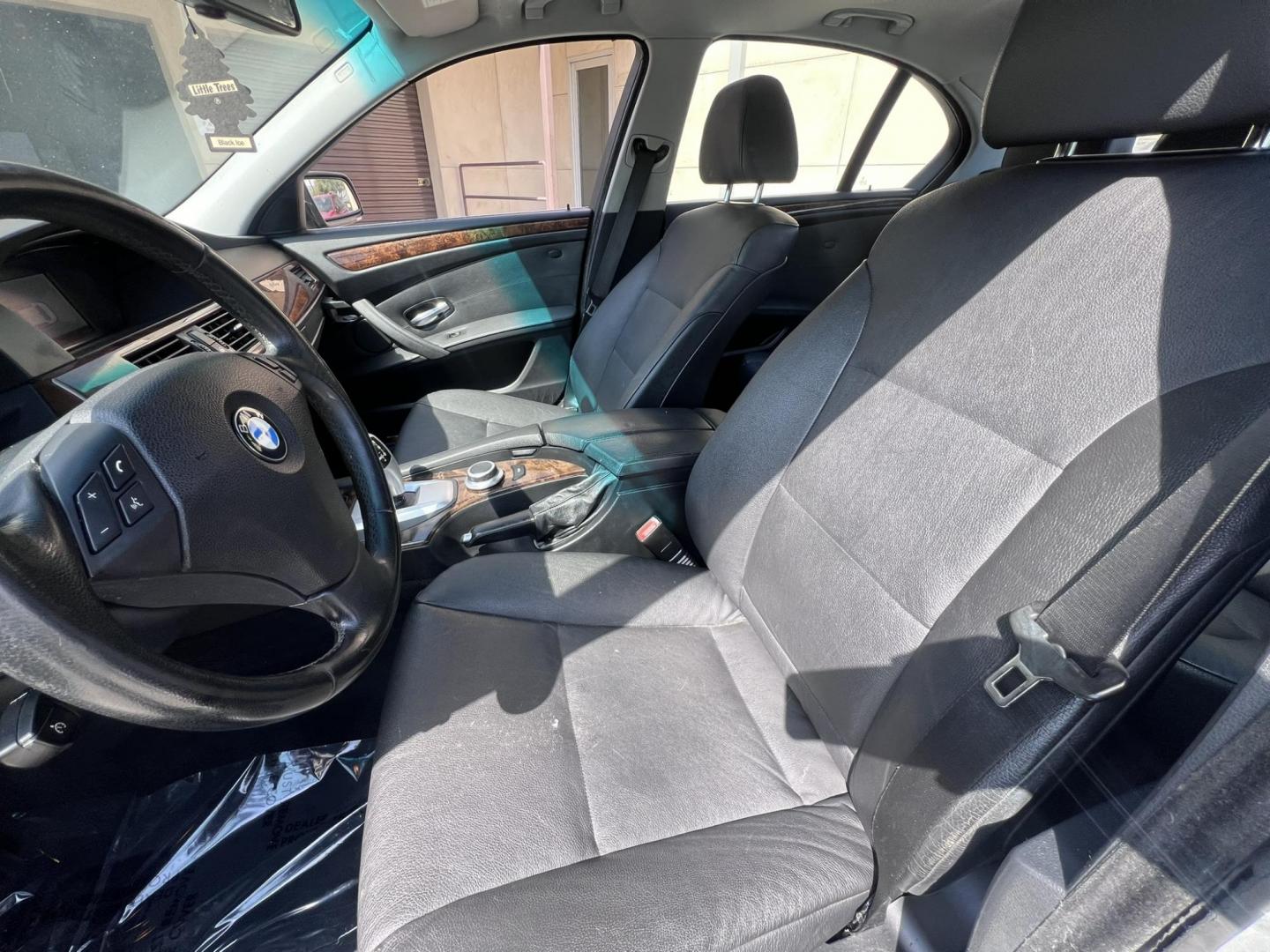 2008 Silver Metallic /Black BMW 5-Series 535i (WBANW13588C) with an 3.0L L6 DOHC 24V engine, Automatic transmission, located at 30 S. Berkeley Avenue, Pasadena, CA, 91107, (626) 248-7567, 34.145447, -118.109398 - Low Miles! Leather seats! Moon-roof! This 2008 BMW 5-Series 535i has been well maintained and it looks and drives good. - Photo#7