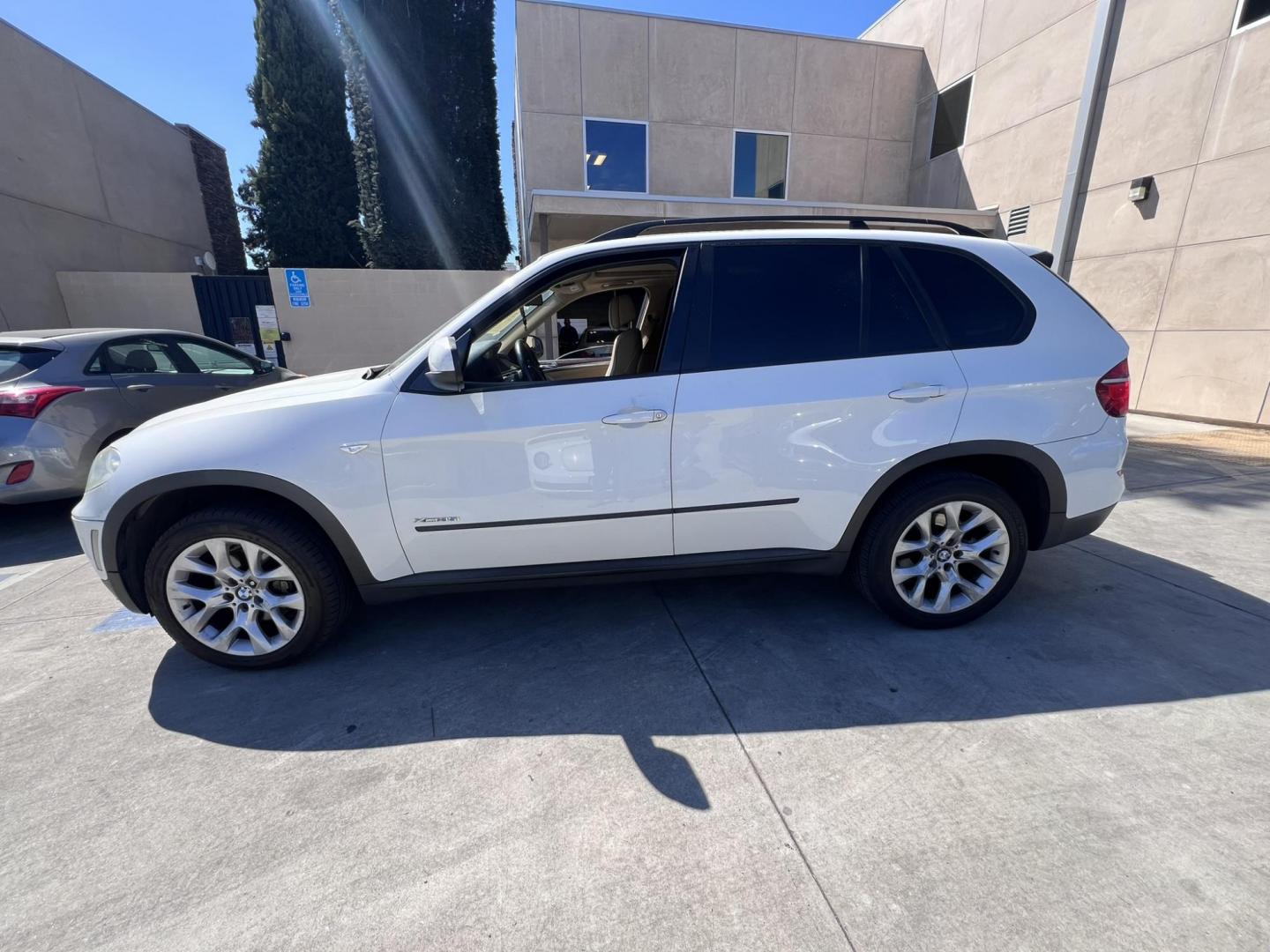 2012 /Tan BMW X5 xDrive35i (5UXZV4C54CL) with an 3.5L L6 DOHC 24V engine, 6-Speed Automatic transmission, located at 30 S. Berkeley Avenue, Pasadena, CA, 91107, (626) 248-7567, 34.145447, -118.109398 - Leather Seats! Navigation! Back-up Camera! This 2012 BMW X5 xDrive35i looks and drives good. . Bad credit? We can help! We are the bank. Bad Credit? We can help! We are the bank. All our cars are thoroughly inspected and reconditioned by our technicians. FREE CARFAX report. Stop by or call to speak - Photo#1