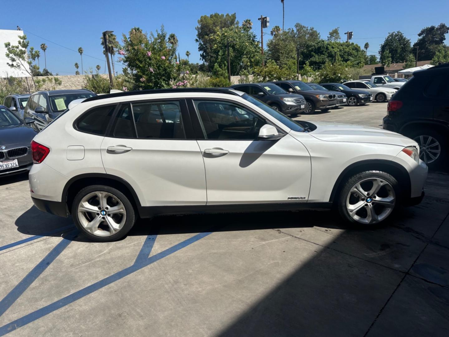 2013 WHITE /Tan BMW X1 xDrive35i (WBAVM5C54DV) with an 3.0L L6 DOHC 24V engine, 6-Speed Automatic transmission, located at 30 S. Berkeley Avenue, Pasadena, CA, 91107, (626) 248-7567, 34.145447, -118.109398 - Navigation! Panoramic-roof! Back up camera! Premium package! AWD! This 2013 BMW X1 xDrive35i looks and drives well. - Photo#5