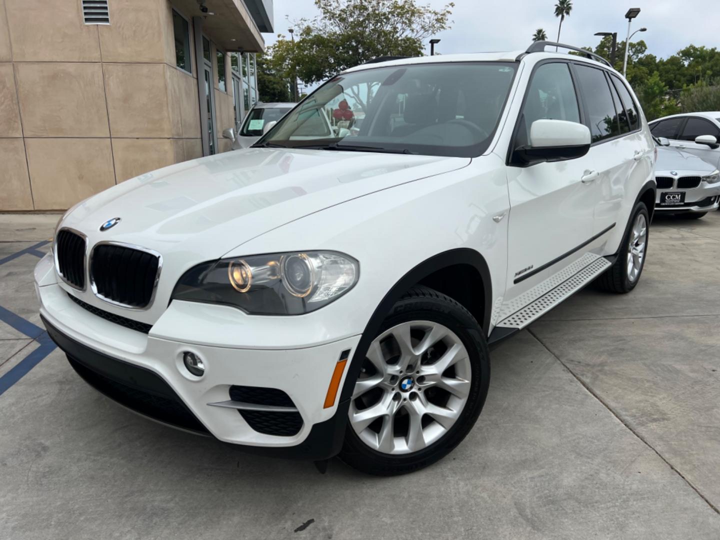 2011 White /TAN BMW X5 xDrive35i (5UXZV4C50BL) with an 3.5L L6 DOHC 24V engine, 6-Speed Automatic transmission, located at 30 S. Berkeley Avenue, Pasadena, CA, 91107, (626) 248-7567, 34.145447, -118.109398 - Photo#0