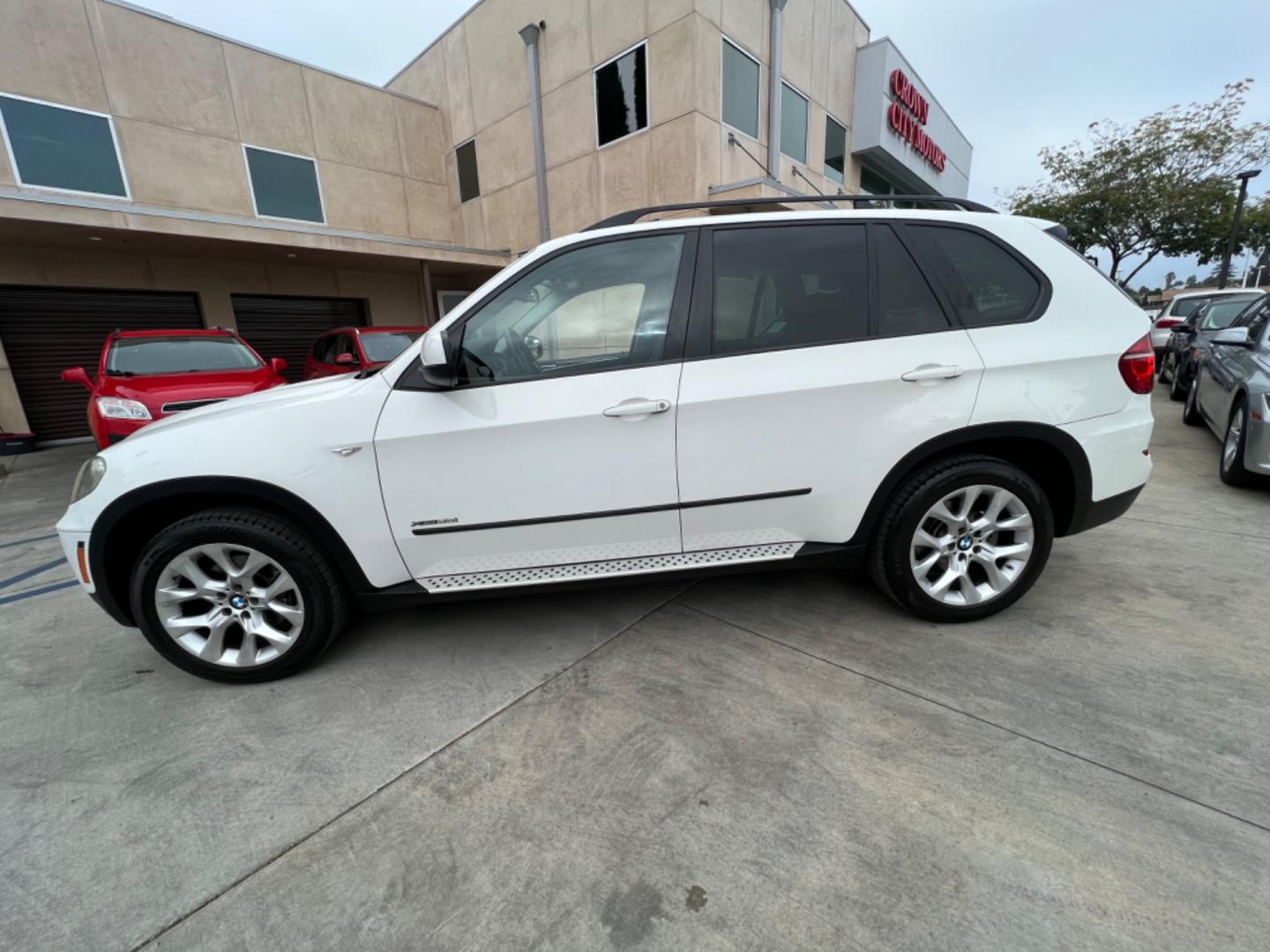 2011 White /TAN BMW X5 xDrive35i (5UXZV4C50BL) with an 3.5L L6 DOHC 24V engine, 6-Speed Automatic transmission, located at 30 S. Berkeley Avenue, Pasadena, CA, 91107, (626) 248-7567, 34.145447, -118.109398 - Navigation ! Leather! Moon-roof! The 2011 BMW X5 xDrive35i is a luxury SUV that offers the perfect combination of performance, style, and comfort. With its powerful engine, all-wheel drive system, and spacious interior, the X5 is perfect for both city driving and off-road adventures. And, with our b - Photo#1