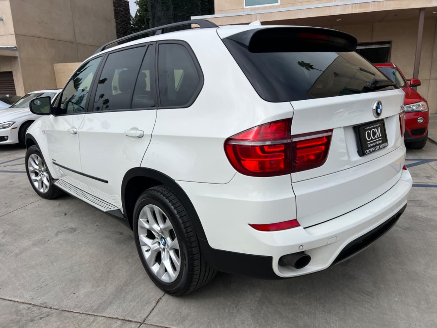 2011 White /TAN BMW X5 xDrive35i (5UXZV4C50BL) with an 3.5L L6 DOHC 24V engine, 6-Speed Automatic transmission, located at 30 S. Berkeley Avenue, Pasadena, CA, 91107, (626) 248-7567, 34.145447, -118.109398 - Photo#2