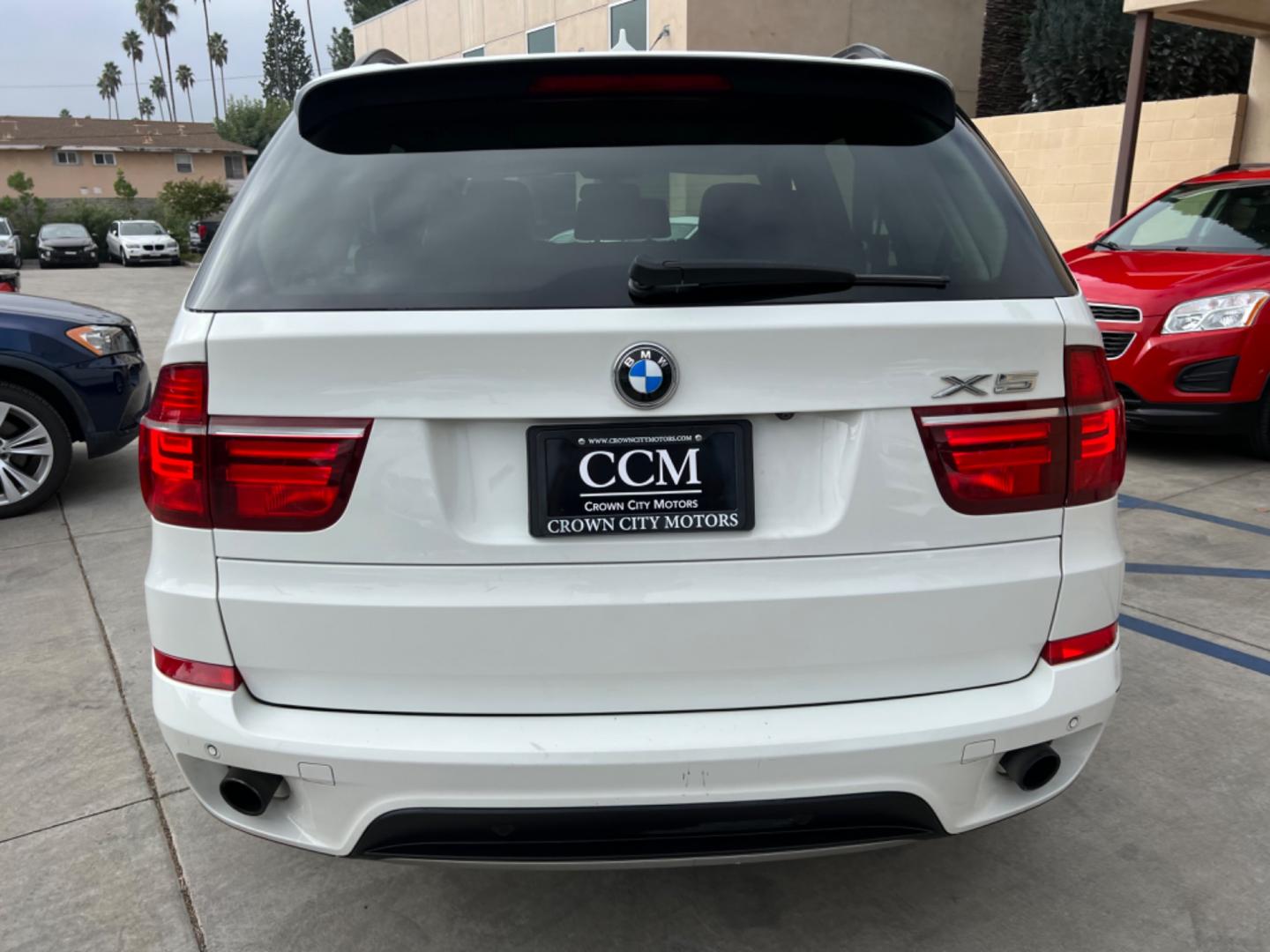 2011 White /TAN BMW X5 xDrive35i (5UXZV4C50BL) with an 3.5L L6 DOHC 24V engine, 6-Speed Automatic transmission, located at 30 S. Berkeley Avenue, Pasadena, CA, 91107, (626) 248-7567, 34.145447, -118.109398 - Photo#3