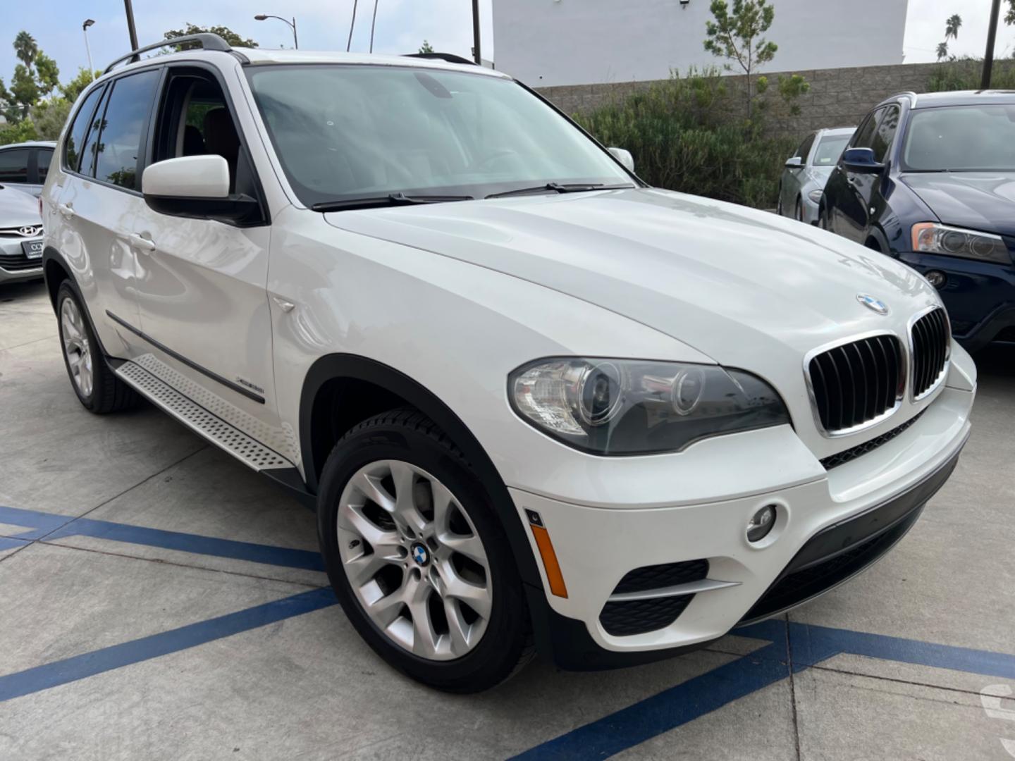 2011 White /TAN BMW X5 xDrive35i (5UXZV4C50BL) with an 3.5L L6 DOHC 24V engine, 6-Speed Automatic transmission, located at 30 S. Berkeley Avenue, Pasadena, CA, 91107, (626) 248-7567, 34.145447, -118.109398 - Photo#4