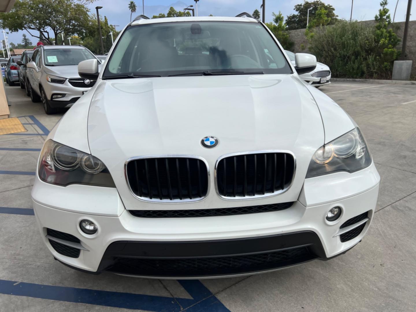 2011 White /TAN BMW X5 xDrive35i (5UXZV4C50BL) with an 3.5L L6 DOHC 24V engine, 6-Speed Automatic transmission, located at 30 S. Berkeley Avenue, Pasadena, CA, 91107, (626) 248-7567, 34.145447, -118.109398 - Photo#5