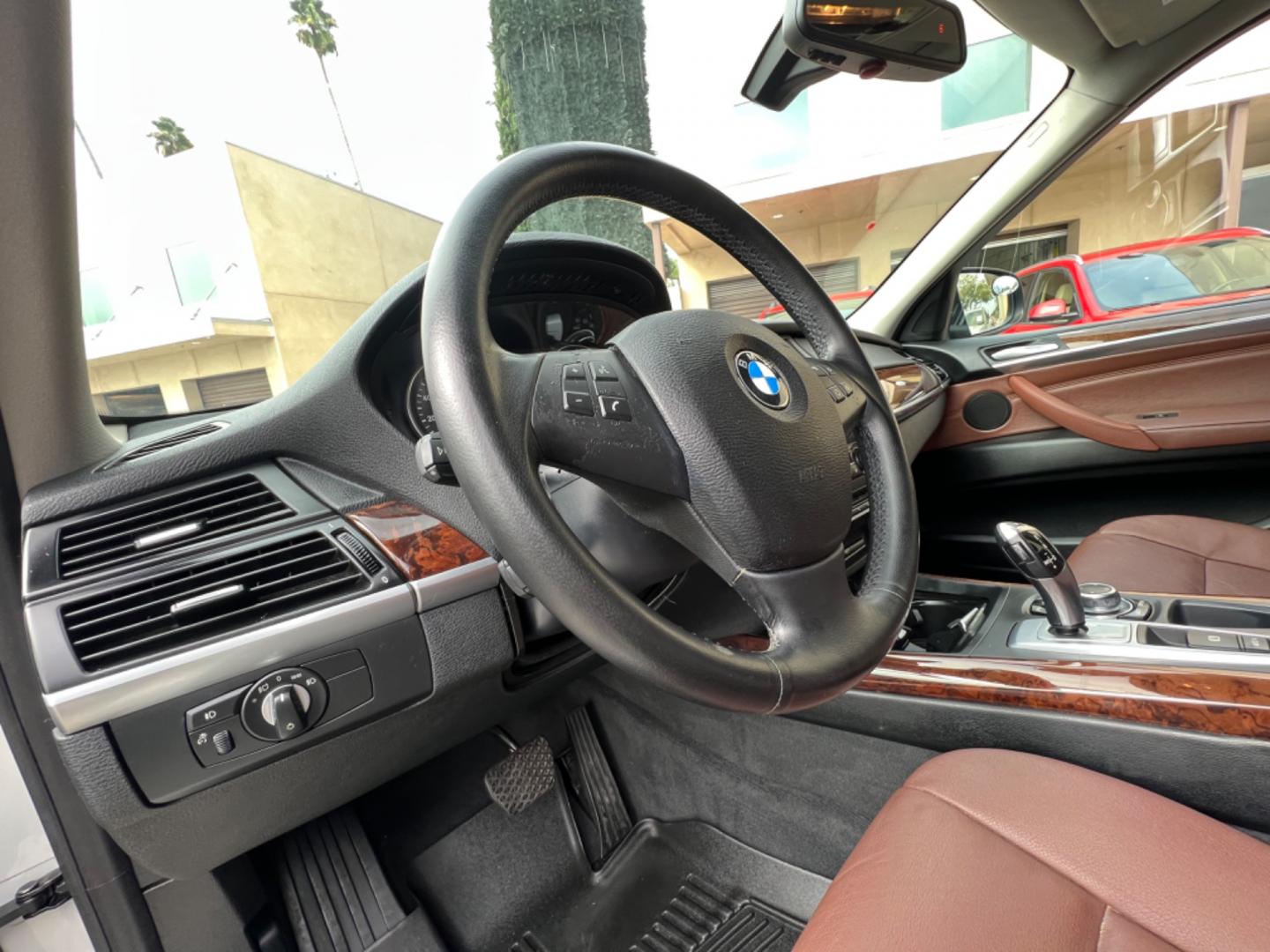 2011 White /TAN BMW X5 xDrive35i (5UXZV4C50BL) with an 3.5L L6 DOHC 24V engine, 6-Speed Automatic transmission, located at 30 S. Berkeley Avenue, Pasadena, CA, 91107, (626) 248-7567, 34.145447, -118.109398 - Photo#7