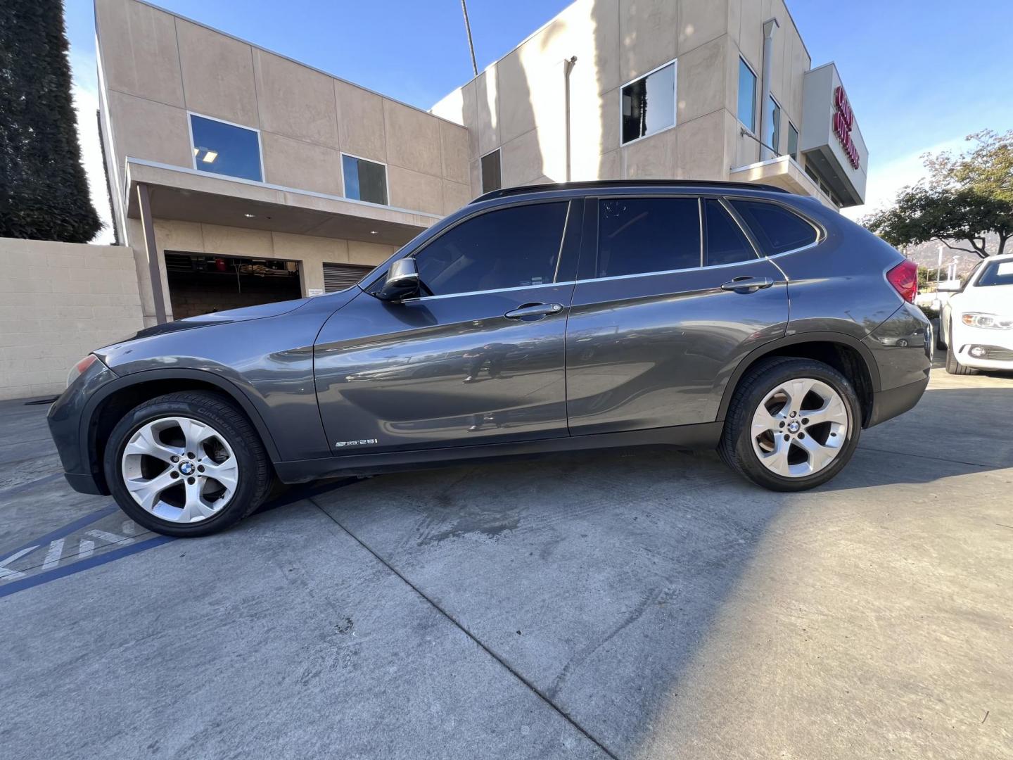 2013 Mineral Gray Metallic /Black BMW X1 sDrive28i (WBAVM1C59DV) with an 2.0L L4 DOHC 16V engine, 8-Speed Automatic transmission, located at 30 S. Berkeley Avenue, Pasadena, CA, 91107, (626) 248-7567, 34.145447, -118.109398 - Photo#2