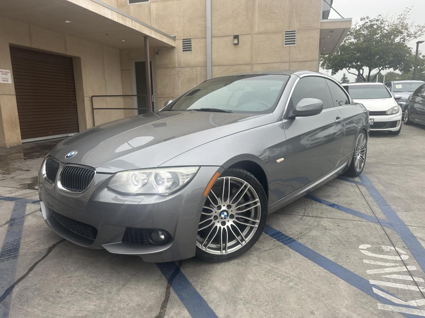 2013 Space Gray Metallic /Black BMW 3-Series 335i Convertible (WBADX7C56DJ) with an 3.0L L6 DOHC 24V engine, Automatic transmission, located at 30 S. Berkeley Avenue, Pasadena, CA, 91107, (626) 248-7567, 34.145447, -118.109398 - Convertible!! Navigation!! - Photo#4