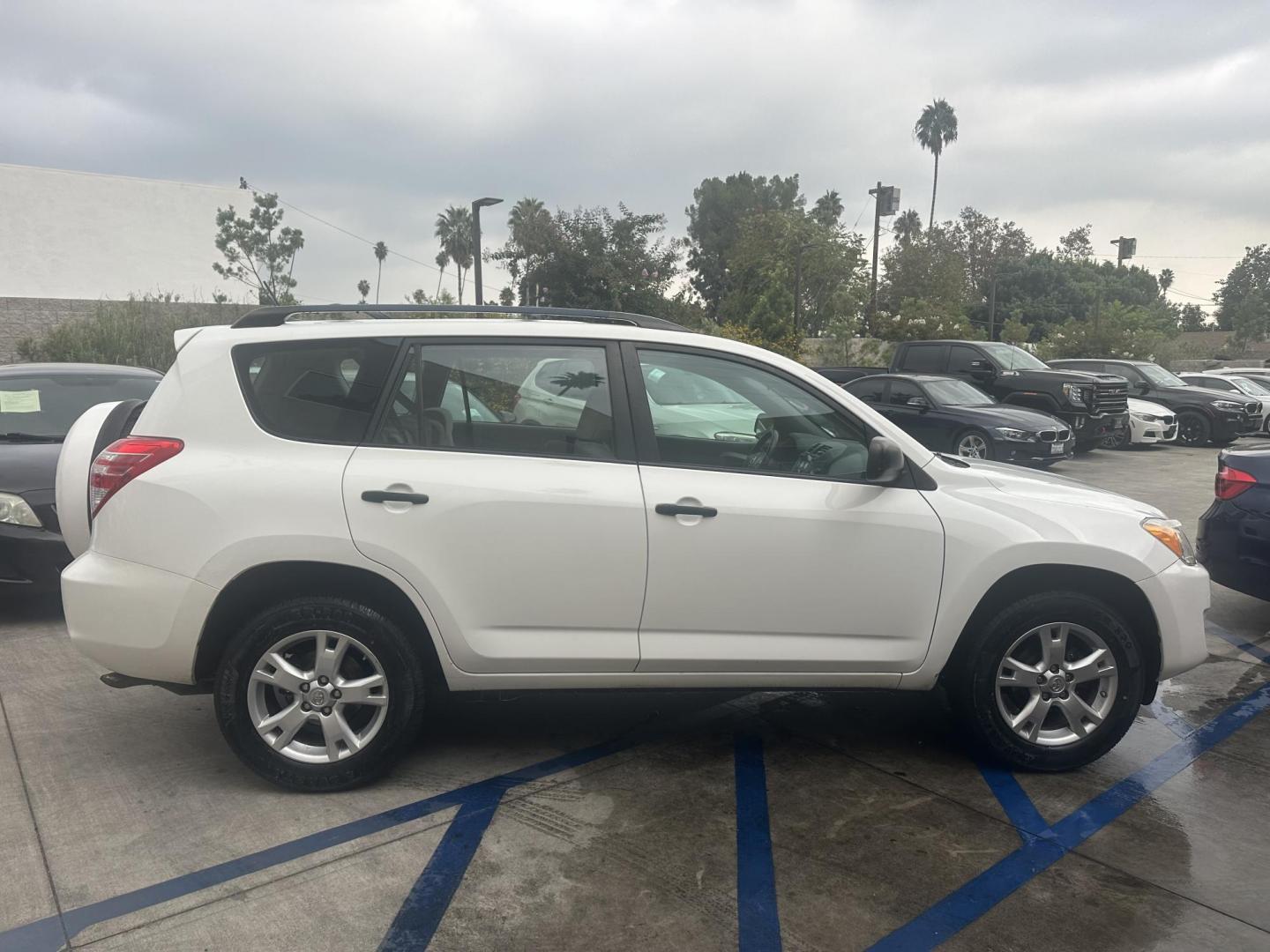 2010 WHITE /Gray Toyota RAV4 Base I4 4WD (2T3BF4DV3AW) with an 2.4L L4 DOHC 16V engine, 4-Speed Automatic transmission, located at 30 S. Berkeley Avenue, Pasadena, CA, 91107, (626) 248-7567, 34.145447, -118.109398 - New Tires! Looks and drives well. 2010 Toyota RAV4 AWD: The Perfect SUV for All Terrains - Financing Options for All Credit Types If you're in the market for a reliable SUV that offers both performance and versatility, the 2010 Toyota RAV4 AWD is an excellent option. Whether you're navigating ci - Photo#4