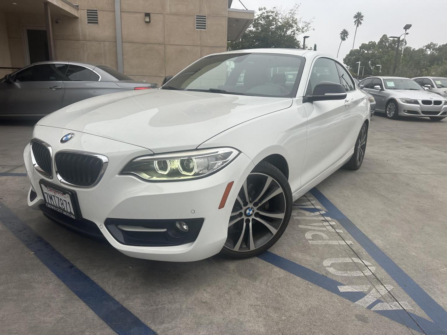 2015 Alpine White /Black BMW 2-Series 228i SULEV Coupe (WBA1F9C53FV) with an 2.0L L4 DOHC 16V engine, 8-Speed Automatic transmission, located at 30 S. Berkeley Avenue, Pasadena, CA, 91107, (626) 248-7567, 34.145447, -118.109398 - 2015 BMW 2-Series 228i: Your Ideal Car for Bad Credit Auto Loans Are you in the market for a luxury vehicle but worried about your credit? Look no further than the 2015 BMW 2-Series 228i, available at our dealership. This sporty and stylish two-door coupe offers the perfect blend of performance, - Photo#0