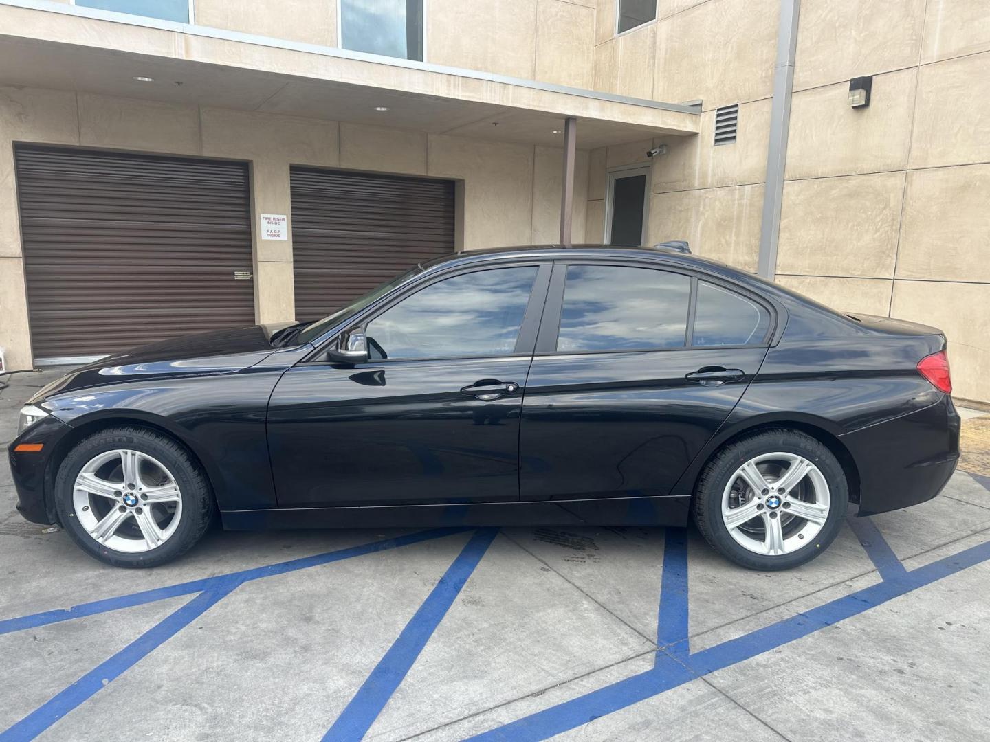 2015 Black /Black BMW 3-Series 328i SULEV (WBA3C1C5XFK) with an 2.0L L4 DOHC 16V engine, 8-Speed Automatic transmission, located at 30 S. Berkeley Avenue, Pasadena, CA, 91107, (626) 248-7567, 34.145447, -118.109398 - 2015 BMW 328i: Luxury, Performance, and Easy Financing with Buy Here Pay Here Looking for a luxury sedan but worried about bad credit? The 2015 BMW 328i is the perfect car for those who want a balance of performance, style, and reliability. At our dealership, we specialize in helping buyers with - Photo#4