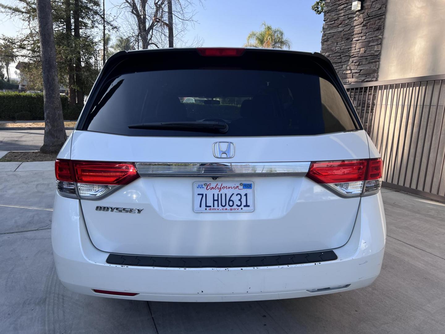 2015 White /Gray Honda Odyssey LX (5FNRL5H2XFB) with an 3.5L V6 SOHC 24V engine, 6-Speed Automatic transmission, located at 30 S. Berkeley Avenue, Pasadena, CA, 91107, (626) 248-7567, 34.145447, -118.109398 - Photo#4