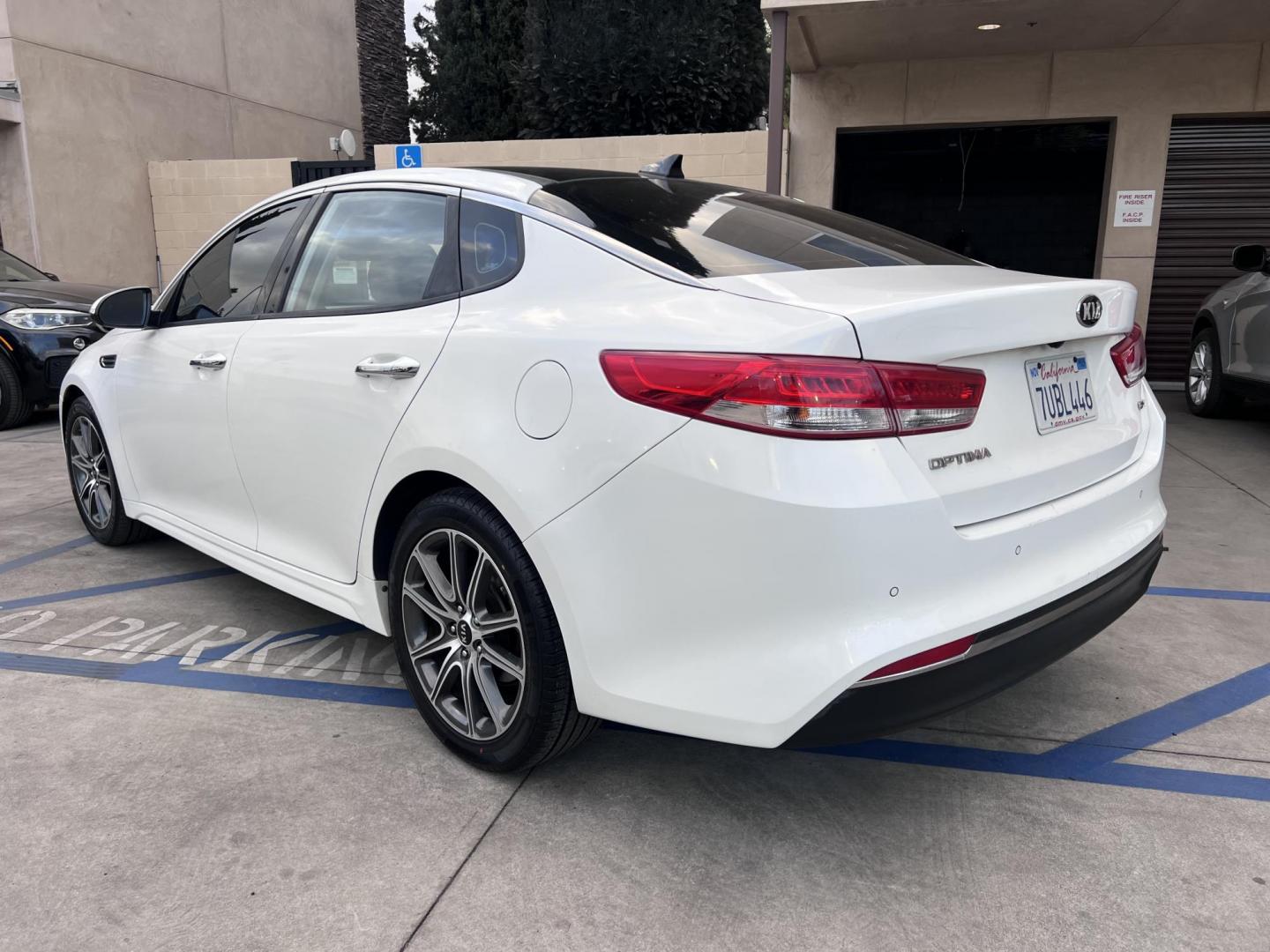 2016 White /Black Kia Optima EX (5XXGU4L3XGG) with an 2.4L L4 DOHC 16V engine, 6A transmission, located at 30 S. Berkeley Avenue, Pasadena, CA, 91107, (626) 248-7567, 34.145447, -118.109398 - Photo#3