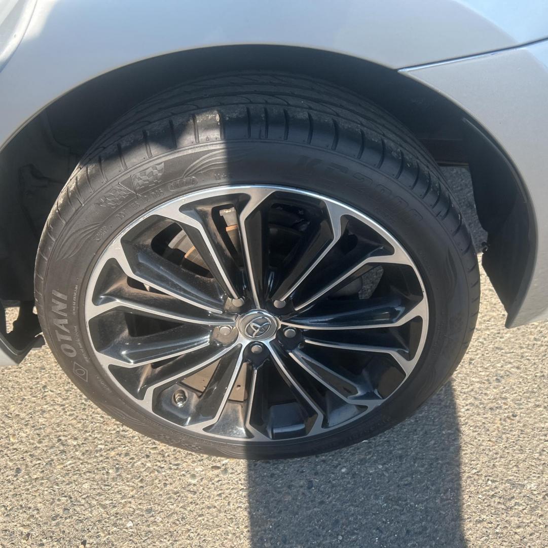 2015 Silver Metallic /Black Toyota Corolla L 4-Speed AT (5YFBURHE9FP) with an 1.8L L4 DOHC 16V engine, 4-Speed Automatic transmission, located at 30 S. Berkeley Avenue, Pasadena, CA, 91107, (626) 248-7567, 34.145447, -118.109398 - Photo#3