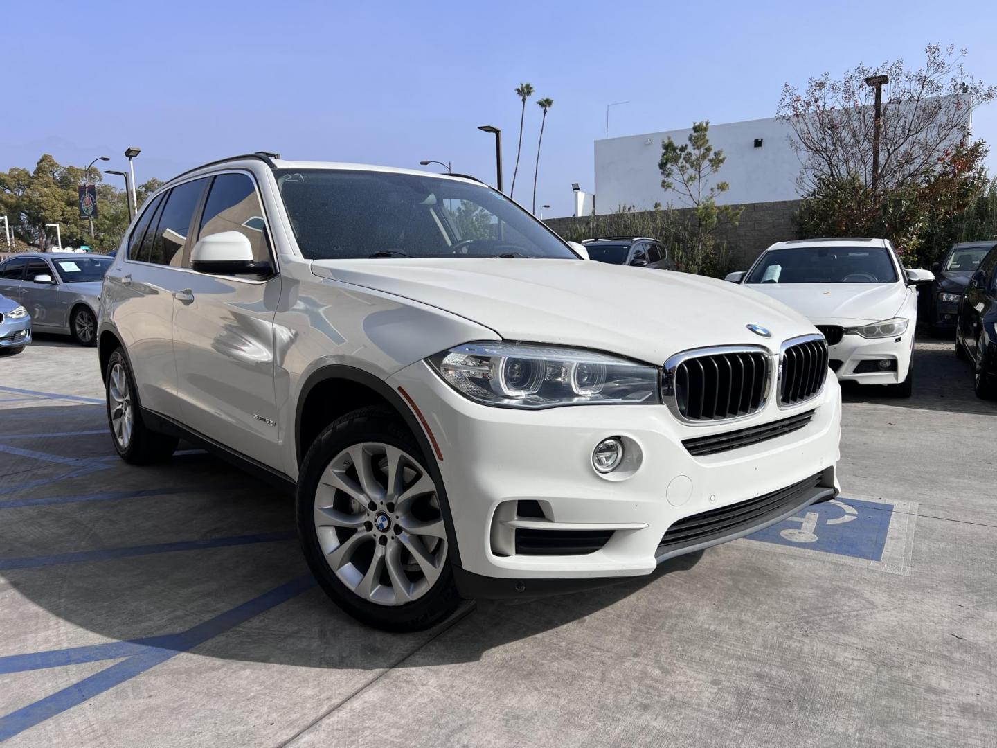 2016 Alpine White /Black BMW X5 sDrive35i (5UXKR2C54G0) with an 3.0L L6 DOHC 24V engine, 8A transmission, located at 30 S. Berkeley Avenue, Pasadena, CA, 91107, (626) 248-7567, 34.145447, -118.109398 - 2014 BMW X5 Alpine White – Luxury, Performance, and Affordable Ownership Looking for the perfect luxury SUV with premium features, world-class engineering, and flexible financing options? The 2014 BMW X5 in Alpine White is an exceptional choice for discerning buyers who value both style and sub - Photo#4