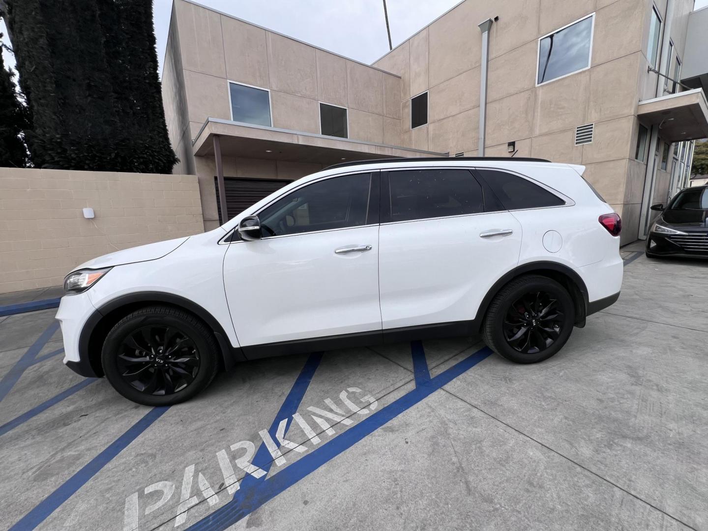 2019 White /Black Kia Sorento LX V6 2WD (5XYPG4A58KG) with an 3.3L V6 DOHC 24V engine, 6A transmission, located at 30 S. Berkeley Avenue, Pasadena, CA, 91107, (626) 248-7567, 34.145447, -118.109398 - Discover Your Ideal Family Vehicle with Third Row Seat and Rear AC – Perfect for Any Adventure! Finding a reliable, family-friendly vehicle with essential features like a third row seat and rear AC can be challenging, especially if you're working with bad credit. At our Buy Here Pay Here dealer - Photo#1