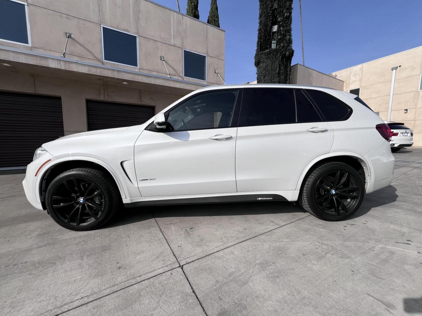 2018 Alpine White /Black BMW X5 sDrive35i (5UXKR2C5XJ0) with an 3.0L L6 DOHC 24V engine, 8A transmission, located at 30 S. Berkeley Avenue, Pasadena, CA, 91107, (626) 248-7567, 34.145447, -118.109398 - 2018 BMW X5 with Navigation, Panoramic Roof, and Back-Up Camera Experience the ultimate in luxury, performance, and innovation with this 2018 BMW X5, now available at Crown City Motors. If you’re seeking a premium SUV that combines elegance with cutting-edge technology, this BMW X5 is the perfe - Photo#2