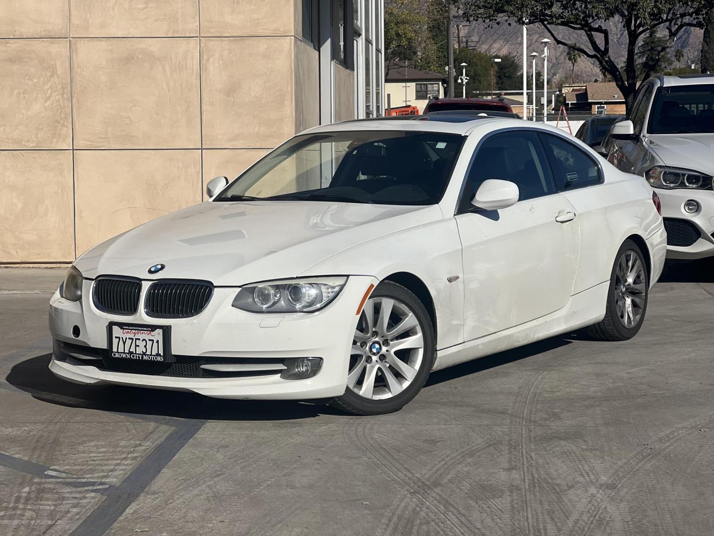 2013 Alpine White /Black BMW 3-Series 328i Coupe - SULEV (WBAKE5C56DJ) with an 3.0L L6 DOHC 24V engine, Automatic transmission, located at 30 S. Berkeley Avenue, Pasadena, CA, 91107, (626) 248-7567, 34.145447, -118.109398 - 2013 BMW 328 Coupe with 3.0L V6 Engine, Navigation, and Panoramic Roof Unleash the thrill of driving with this exquisite 2013 BMW 328 Coupe, now available at Crown City Motors. Designed for those who demand luxury, performance, and precision engineering, this BMW 328 is a standout choice. Whether - Photo#0