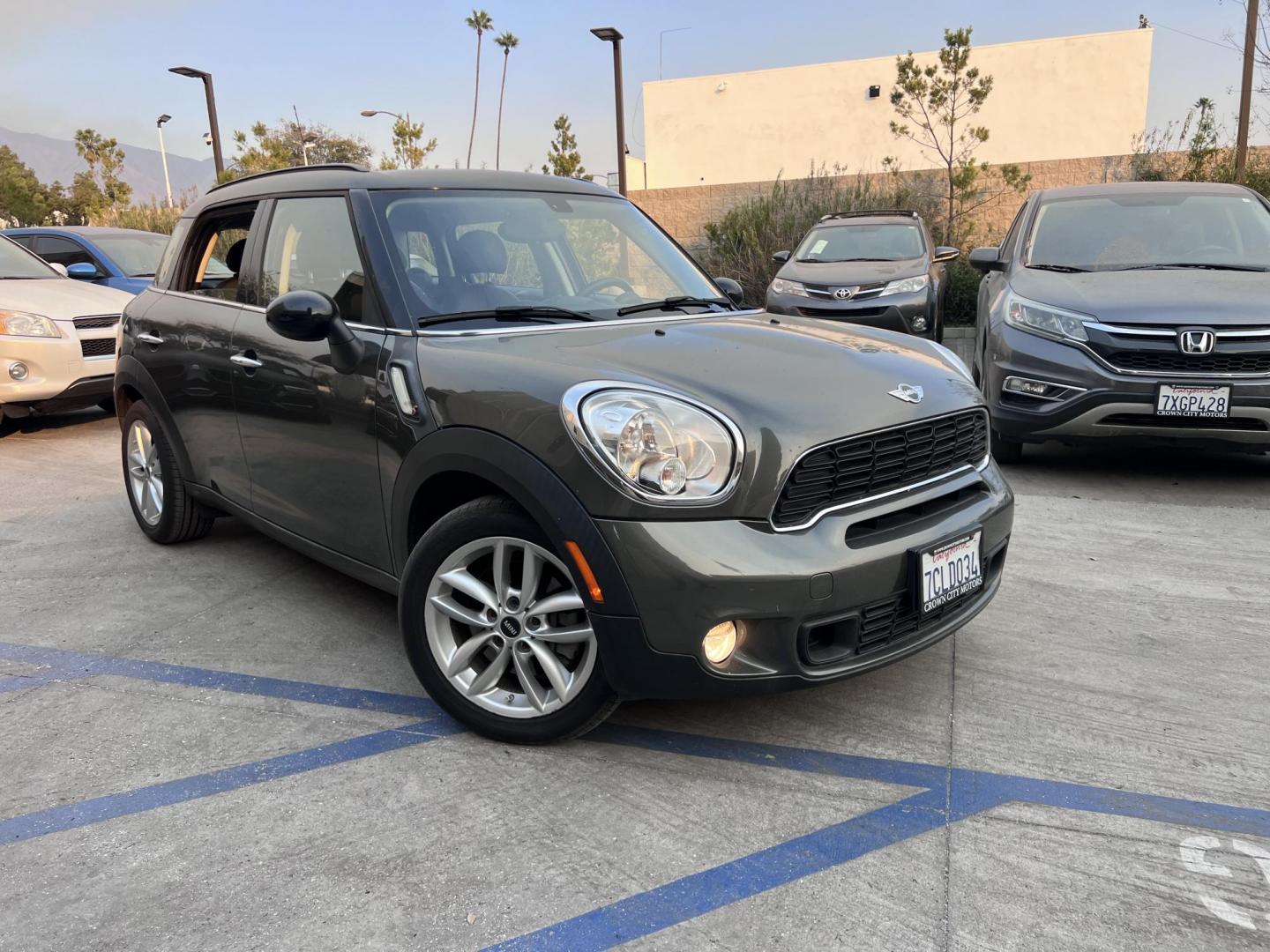 2013 Mini Countryman S (WMWZC3C51DW) with an 1.6L L4 DOHC 16V TURBO engine, located at 30 S. Berkeley Avenue, Pasadena, CA, 91107, (626) 248-7567, 34.145447, -118.109398 - Crown City Motors is a used “Buy Here Pay Here” car dealer in Pasadena CA. “Buy Here Pay Here” financing, means that when you purchase your vehicle from our dealership, that you make the payments to the dealership as well. We do not need the banks approval to get you approved for a used auto - Photo#4