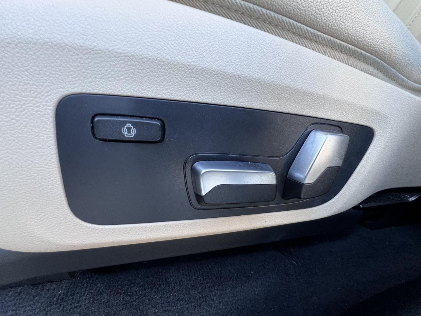 2019 Alpine White /Gray BMW X3 xDrive30i (5UXTR7C5XKL) with an 2.0L L4 DOHC 16V engine, 8A transmission, located at 30 S. Berkeley Avenue, Pasadena, CA, 91107, (626) 248-7567, 34.145447, -118.109398 - 2019 BMW X3 – Low Miles, Luxury Features, and Flexible Financing Options Are you looking for a stylish, luxury SUV that combines performance, comfort, and advanced features? This 2019 BMW X3 is the perfect choice! With only 54,205 miles, this low-mileage SUV is ready to elevate your driving exp - Photo#11