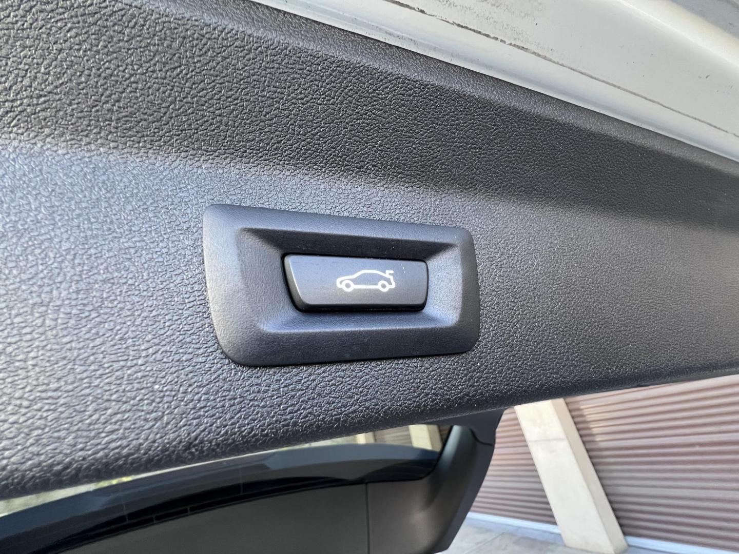 2019 Alpine White /Gray BMW X3 xDrive30i (5UXTR7C5XKL) with an 2.0L L4 DOHC 16V engine, 8A transmission, located at 30 S. Berkeley Avenue, Pasadena, CA, 91107, (626) 248-7567, 34.145447, -118.109398 - 2019 BMW X3 – Low Miles, Luxury Features, and Flexible Financing Options Are you looking for a stylish, luxury SUV that combines performance, comfort, and advanced features? This 2019 BMW X3 is the perfect choice! With only 54,205 miles, this low-mileage SUV is ready to elevate your driving exp - Photo#16