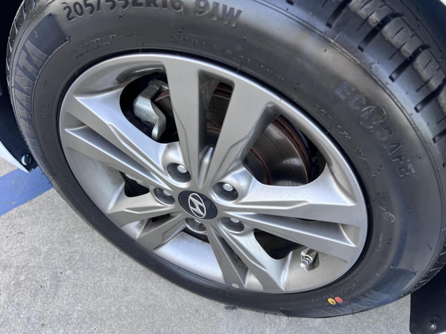 2018 White /BLACK Hyundai Elantra Limited (5NPD84LF3JH) with an 1.8L L4 DOHC 16V engine, 6A transmission, located at 30 S. Berkeley Avenue, Pasadena, CA, 91107, (626) 248-7567, 34.145447, -118.109398 - Looking for a reliable, affordable, and stylish sedan? Visit Crow City Motors at 30 S Berkeley Ave, Pasadena, CA 91107, and check out our 2018 Hyundai Elantra sedan. At Crow City Motors, we specialize in helping customers secure the vehicle they need with flexible financing options, including Buy He - Photo#30