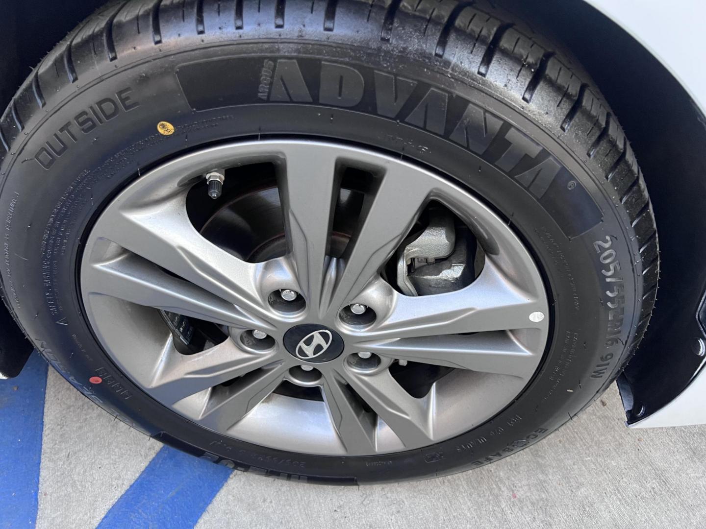 2018 White /BLACK Hyundai Elantra Limited (5NPD84LF3JH) with an 1.8L L4 DOHC 16V engine, 6A transmission, located at 30 S. Berkeley Avenue, Pasadena, CA, 91107, (626) 248-7567, 34.145447, -118.109398 - Looking for a reliable, affordable, and stylish sedan? Visit Crow City Motors at 30 S Berkeley Ave, Pasadena, CA 91107, and check out our 2018 Hyundai Elantra sedan. At Crow City Motors, we specialize in helping customers secure the vehicle they need with flexible financing options, including Buy He - Photo#33