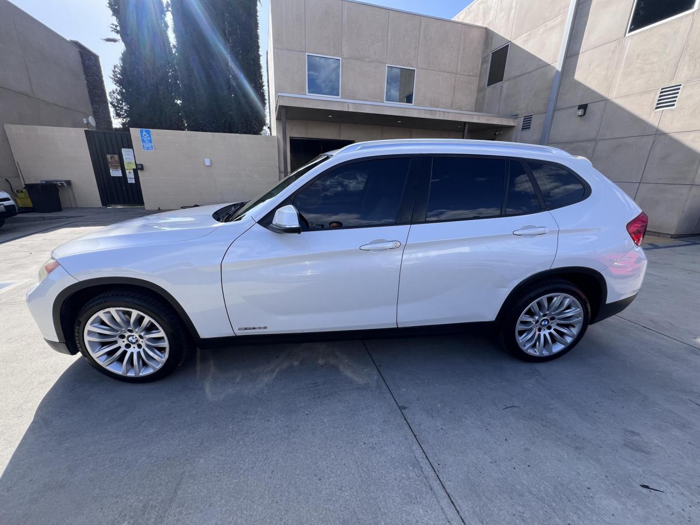 2013 White BMW X1 sDrive28i (WBAVM1C51DV) with an 2.0L L4 DOHC 16V engine, 8-Speed Automatic transmission, located at 30 S. Berkeley Avenue, Pasadena, CA, 91107, (626) 248-7567, 34.145447, -118.109398 - Crown City Motors is a used “Buy Here Pay Here” car dealer in Pasadena CA. “Buy Here Pay Here” financing, means that when you purchase your vehicle from our dealership, that you make the payments to the dealership as well. We do not need the banks approval to get you approved for a used auto - Photo#1